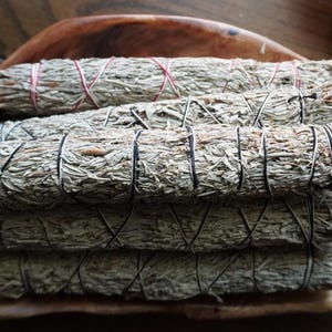 Bastoncino di macchia di salvia blu e erba dolce