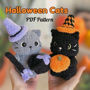 Peut inclure: Deux figurines de chats d'Halloween en peluche. L'un est gris avec un chapeau de sorcière violet et un chaudron noir. L'autre est noir avec un chapeau de sorcière orange et une citrouille. Le texte "Halloween Cats PDF Pattern" est en haut.