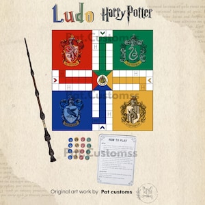 Pode incluir: Um jogo de tabuleiro Ludo com tema Harry Potter com um tabuleiro de jogo colorido e quatro brasões de casa diferentes: Gryffindor, Slytherin, Hufflepuff e Ravenclaw. O jogo inclui instruções e peças.