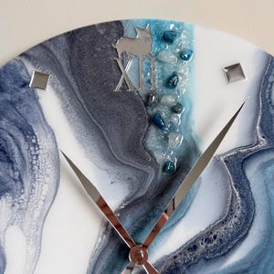 Reloj de pared de resina con números romanos de perro, arte geodésico, decoración moderna imagen 5