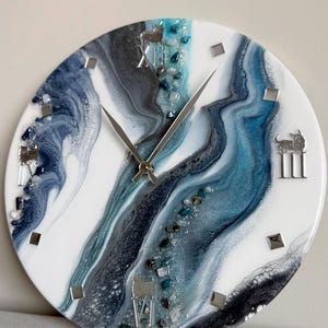 Reloj de pared de resina con números romanos de perro, arte geodésico, decoración moderna imagen 6