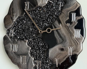 Reloj de pared de geoda de cuarzo ahumado, resina negra, decoración hecha a mano.