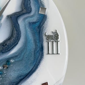 Reloj de pared de resina con números romanos de perro, arte geodésico, decoración moderna imagen 4