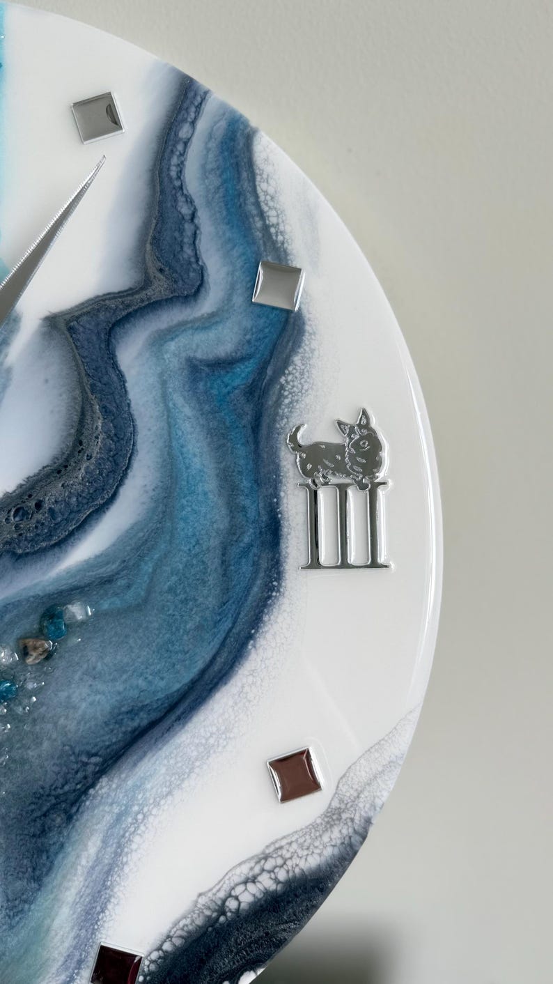 Reloj de pared de resina con números romanos de perro, arte geodésico, decoración moderna imagen 4