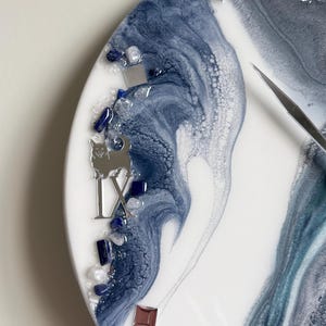 Reloj de pared de resina con números romanos de perro, arte geodésico, decoración moderna imagen 2