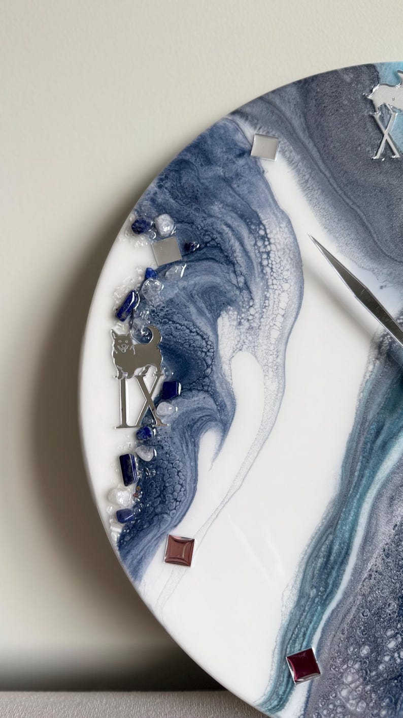 Reloj de pared de resina con números romanos de perro, arte geodésico, decoración moderna imagen 2