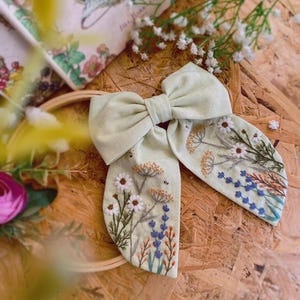 Botanical Hair Bow Clip – Hand Embroidered Floral Design – Colorful Linen Hair Bow – Gift for Bridesmaids or Flower Girls