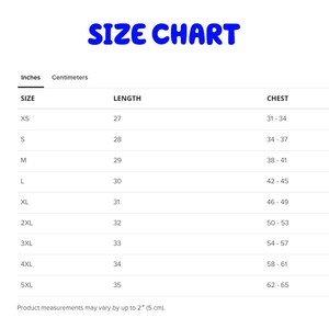Pu&ograve; includere: Tabella delle taglie per abbigliamento con misure in pollici e centimetri. La tabella mostra le taglie XS a 5XL con le misure di lunghezza e petto corrispondenti.