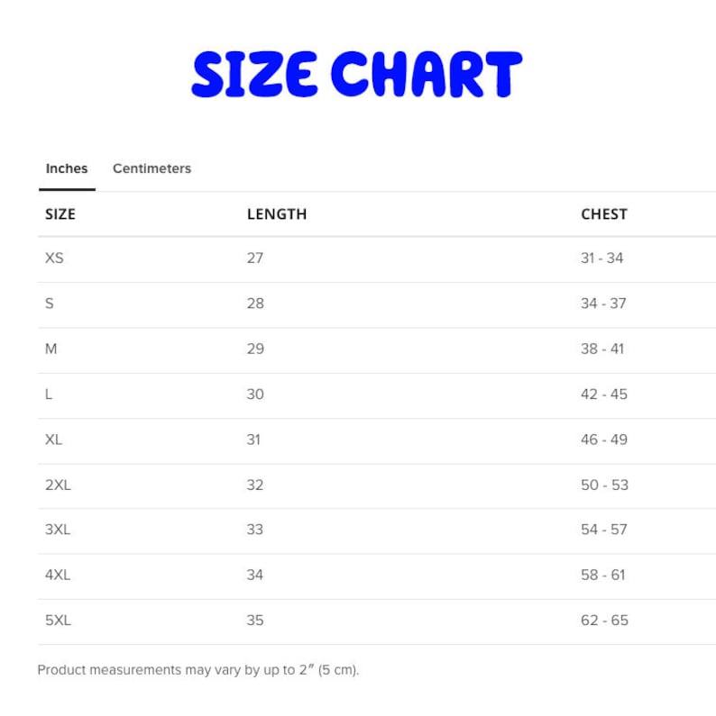 Pu&ograve; includere: Tabella delle taglie per abbigliamento con misure in pollici e centimetri. La tabella mostra le taglie XS a 5XL con le misure di lunghezza e petto corrispondenti.