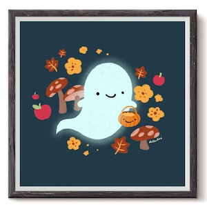 Puede incluir: Un lindo fantasma azul con una cara feliz lleva una bolsa de truco o trato con forma de calabaza. El fantasma est&aacute; rodeado de follaje de oto&ntilde;o, hongos y manzanas sobre un fondo azul oscuro.