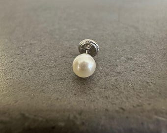 Schattige 14 kt witgouden oorstekers met parelmoeren achterkant