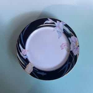 Mikasa Charisma Salad Conjunto de 4 pratos de salada vintage com motivo floral de íris e borda preta