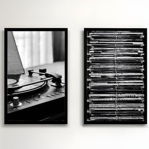 Może przedstawiać: Dwa czarne obrazy w czarnych ramach na białej ścianie, jeden z winylowym gramofonem, a drugi ze stosem płyt winylowych. Przed obrazami stoją dwa czarne skórzane fotele z drewnianymi podłokietnikami, a między nimi znajduje się mały złoty stolik z zieloną rośliną.