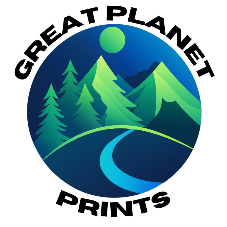 Op de afbeelding: Een blauwe cirkel met de tekst "GREAT PLANET PRINTS" in zwart rond de rand. Binnen de cirkel is een gestileerde afbeelding van een bergketen met een kronkelende blauwe rivier en een groene maan aan een donkerblauwe hemel.