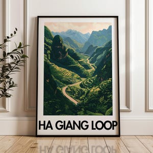 Peut inclure: Une affiche de voyage vintage représentant une vue panoramique d'une route sinueuse à travers des montagnes et des vallées verdoyantes. Le texte "HA GIANG LOOP" est imprimé en lettres noires grasses en bas de l'affiche.