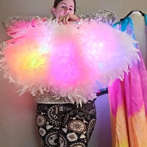 Ventilatore a forma di boa di piume con luci a LED. Ventilatore singolo destro con strisce LED RGB, alimentato tramite USB. Ampie doghe da 15".