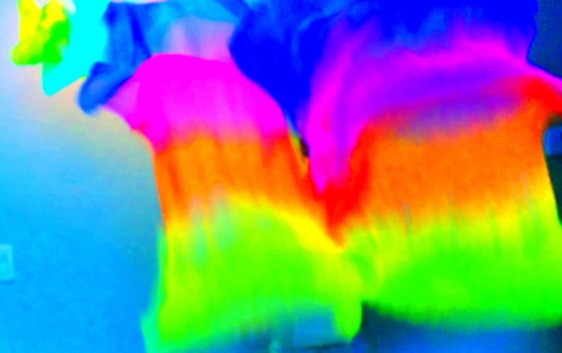 Peut inclure: Une image abstraite color&eacute;e avec des nuances de bleu, rose, orange, jaune et vert. Les couleurs se m&eacute;langent pour cr&eacute;er un effet vibrant et dynamique.