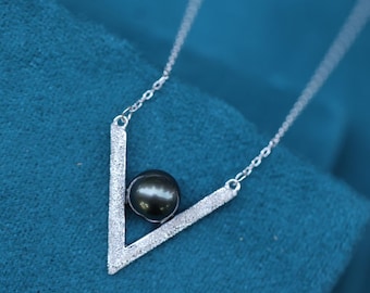 Collar de perlas negras de Tahití: colgante de plata de ley en forma de V