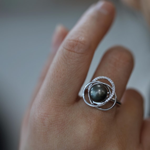 Anillo de perla negra de Tahití, diseño trenzado en plata de ley