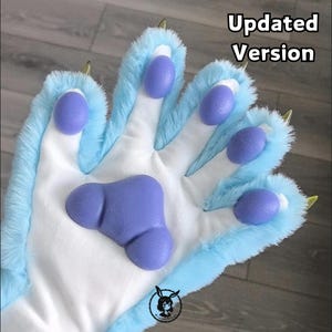 Pu&ograve; includere: Un paio di zampe di mano in pelliccia blu con cuscinetti delle zampe viola e artigli dorati. Le zampe sono progettate per assomigliare a zampe di animali.