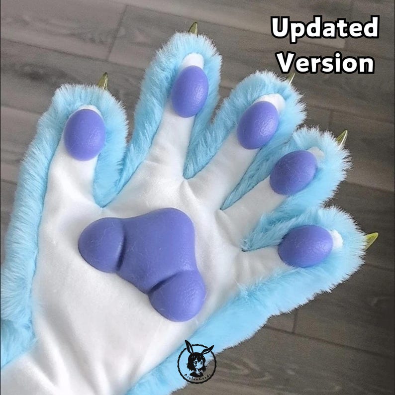 Pu&ograve; includere: Un paio di zampe di mano in pelliccia blu con cuscinetti delle zampe viola e artigli dorati. Le zampe sono progettate per assomigliare a zampe di animali.