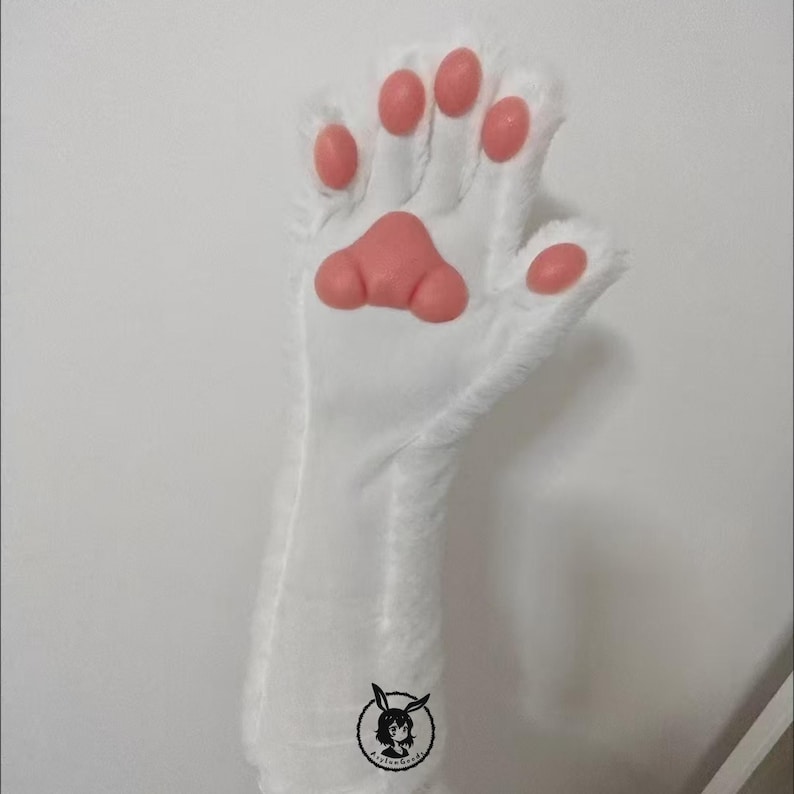 Pu&ograve; includere: Mano bianca e pelosa con cuscinetti rosa. La mano &egrave; completamente estesa con le dita divaricate. I cuscinetti sono dettagliati e realistici.