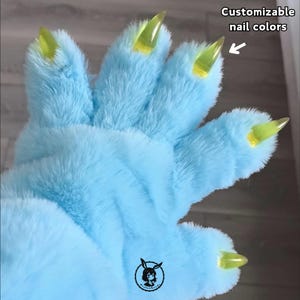 Pu&ograve; includere: Mano pelosa di colore azzurro con artigli gialli. Colori delle unghie personalizzabili.