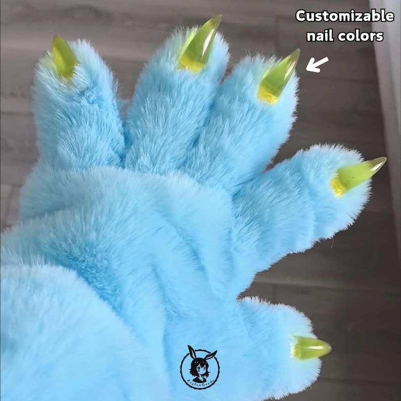 Pu&ograve; includere: Mano pelosa di colore azzurro con artigli gialli. Colori delle unghie personalizzabili.