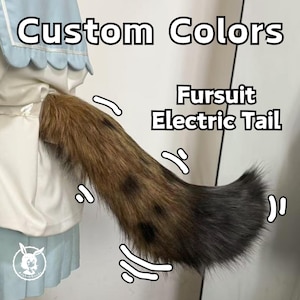 Puede incluir: Una cola peluda marrón y negra con una punta negra. La cola está unida a una prenda blanca con un ribete azul. El texto "Custom Colors Fursuit Electric Tail" está escrito en negro sobre un fondo blanco.