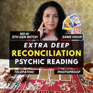 以下が含まれることがあります： NO AI、5TH GEN WITCH、SAME HOUR、EXTRA DEEP RECONCILIATION PSYCHIC READING、TELEPATHIC、PHOTOPROOFというテキストが記載されたサイキックリーディングサービスの広告。画像には、裏向きのタロットカード4枚と、手で持たれた3枚のカードが表示されています。