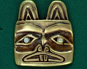 Broche con cabeza de castor tlingit con ojos de concha - Bronce