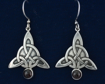 Nudo Celta Triquetra- Pendientes- Plata de Ley con Cabujón Granate