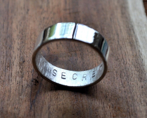 Bague a message secret plate haute brillance 6 mm pour homme. Alliance estampee personnalisee en argent sterling. Personnalise. Ecologique ethique recycle. Etsy France