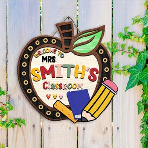 Personalisierte Apple Lehrer Türschild, Klassenzimmer Willkommensschild, Benutzerdefiniertes Namensschild für Lehrer, Bleistift Buch Lineal Dekor, Erstklässler Geschenkidee
