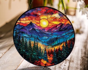 鮮やかな山の夕日と輝く太陽、色鮮やかな森を描いたステンドグラス