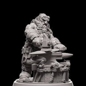 Puede incluir: Una figura de un enano herrero trabajando en un yunque, impresa en 3D en gris. El enano lleva un delantal de cuero y tiene barba y gafas de seguridad. El yunque está sobre una base de madera con herramientas y un martillo.