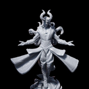 Puede incluir: Una miniatura impresa en 3D de color gris de una figura con cuernos, cabello largo y túnicas flotantes, de pie sobre una base en espiral.