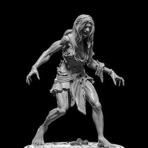 以下が含まれることがあります： 長い髪と破れたドレスを着た女性のフィギュアのグレーの、詳細な、3Dプリントされたミニチュア。テクスチャ加工された表面を持つ円形のベースの上に立っています。