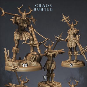 Puede incluir: Diez figuras en miniatura de Cazadores del Caos, cada una con una pose y un arma únicas. Las figuras están hechas de plástico marrón claro y están pintadas en un color dorado metálico. Las figuras están todas de pie sobre bases circulares. Las figuras están etiquetadas con los números del 1 al 10.