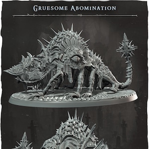 Könnte beinhalten: Detaillierte, graue Skulptur einer monströsen Kreatur mit stacheliger Rüstung, mehreren Beinen und einem sternförmigen Schwanz. Der Text "Gruesome Abomination" steht oben. Die Kreatur steht auf einer kreisförmigen Basis.