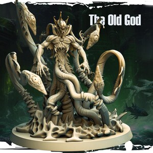 Könnte beinhalten: Beigefarbene Figur einer monströsen Kreatur mit Tentakeln und Krone. Die Figur steht auf einem runden Sockel, mit dem Text "The Old God" in Weiß. Der Hintergrund zeigt eine Unterwasserszene.