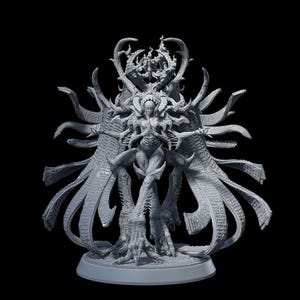 Puede incluir: Una escultura detallada en gris impresa en 3D de una figura femenina con múltiples brazos y piernas, de pie sobre una base circular. La figura tiene un tocado en forma de corona y detalles intrincados en toda su superficie.