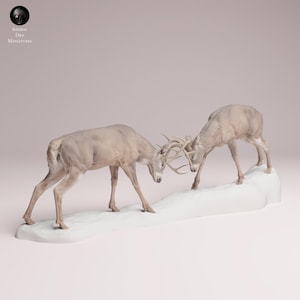 Könnte beinhalten: Eine Skulptur, die zwei Hirsche im Kampf zeigt, deren Geweihe ineinander verschlungen sind. Die Hirsche haben eine blasse, neutrale Farbe und stehen auf einer weißen, schneegleichen Basis. Der Hintergrund ist ein zartes Rosa. Der Text "Animal Des Miniatures" ist oben links zu sehen.