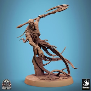 Pode incluir: Estatueta castanha detalhada de um guerreiro esquelético segurando uma lança com cabeça em forma de caveira. A figura está posada dinamicamente, com elementos fluidos em forma de corda e uma aparência desgastada. A base é castanha clara.