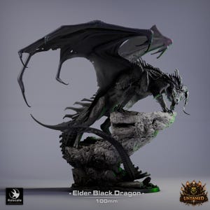 Könnte beinhalten: Schwarze Drachenfigur auf einem Felsensockel. Der Drache hat große Flügel und eine bedrohliche Pose. Der Text "- Elder Black Dragon -" und "100mm" sind sichtbar. Die Figur ist ein Fantasy-Sammlerstück, ca. 10 cm hoch.