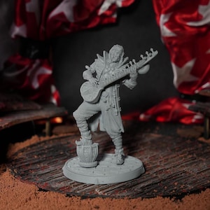 Puede incluir: Una miniatura impresa en 3D de color gris de una figura tocando un instrumento de cuerda. La figura lleva una túnica larga y tiene barba. La figura está de pie sobre una base redonda.