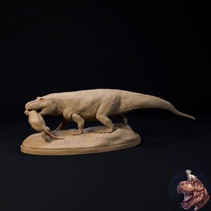 Può includere: Scultura di dinosauro color beige raffigurante un predatore con la sua preda. Il modello dettagliato mostra il dinosauro su una base, con l'animale più piccolo in bocca. La scultura è ambientata su uno sfondo scuro.