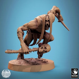 Pode incluir: Uma estatueta detalhada, de cor castanha, de uma criatura humanóide monstruosa com cabelo comprido, um rosto esquelético e uma arma. A criatura está agachada, segurando uma caveira e um clube com espinhos. A base é de cor castanha clara.