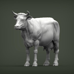 Può includere: Una statuetta di mucca grigio chiaro solida in posizione di profilo. La scultura presenta un'anatomia muscolare dettagliata, corna ricurve e una mammella visibile, resa con una finitura opaca liscia e un colore uniforme sul corpo.