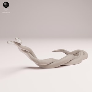 Op de afbeelding: Een lichtgrijze sculptuur van een tweekoppige slang, opgerold en verweven. De slangenkoppen zijn omhoog, met gedetailleerde gelaatstrekken. De sculptuur staat tegen een zachte, neutrale achtergrond, met de tekst "Animal Des Miniatures".